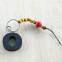 Schlüsselanhänger aus recyceltem Glasperlen-Ebenholz, „Der Buchstabe O“ – Ebenholz-Schlüsselanhänger des Buchstabens O mit recycelten Glas- und Holzperlen