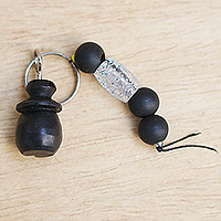 Schlüsselanhänger aus Ebenholz mit recycelten Glasperlen, „Hut“ – Handgefertigter Ebenholz-Hütten-Schlüsselanhänger mit recycelten Glas- und Holzperlen