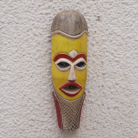 Afrikanische Holzmaske, „Tikro“ – handgefertigte gelbe und rote afrikanische Sese-Holzmaske
