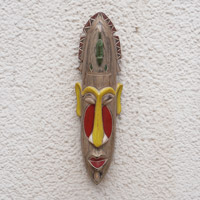 Afrikanische Holzmaske, „Gesichter der Ahnen“ – handbemalte gelbe und rote afrikanische Sese-Holzmaske