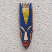 Afrikanische Holzmaske, „Tutu Ni Ba“ – handbemalte gelbe und blaue afrikanische Maske mit Vogeldetail