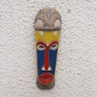 Afrikanische Holzmaske, „Sankori“ – handgefertigte blaue, rote und gelbe afrikanische Sese-Holzmaske