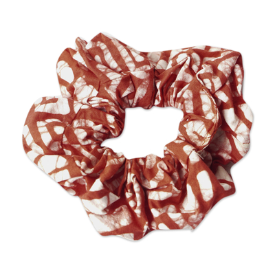 Goma para el pelo de algodón - Scrunchie de algodón Crimson Batik hecho a mano de Ghana