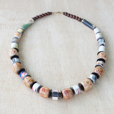 Halskette aus recycelten Kunststoff- und Holzperlen - Umweltfreundliche Halskette mit floralen Sese-Holzperlen aus Ghana
