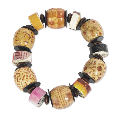 Stretch-Armband aus recyceltem Kunststoff und Holzperlen - Umweltfreundliches florales Perlenarmband aus Sese-Holz aus Ghana