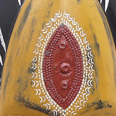 Máscara de madera africana - Máscara de madera de sésé amarilla hecha a mano con detalles en aluminio