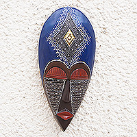 Máscara de madera africana, 'Rey de África II' - Máscara de madera africana vibrante pintada a mano hecha a mano en Ghana