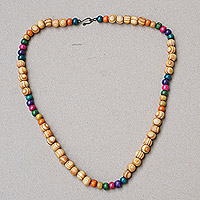Holzperlen-Halskette, „Wooden Colors“ – Bunte Sese-Holzperlen-Halskette mit Messing-Hakenverschluss