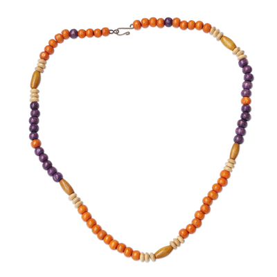 Collar de cuentas de madera - Collar con cuentas de madera de sésé de color naranja y morado de Ghana
