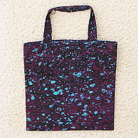 Batik-Baumwoll-Einkaufstasche, „Vibrant Alua“ – Lila und blaue Batik-Baumwoll-Einkaufstasche mit Spritzermuster