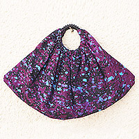 Bolso vagabundo de algodón Batik, 'Great Vibrant Nuse' - Bolso vagabundo de algodón Batik púrpura y azul con mango con cuentas