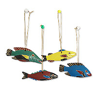 Holzornamente, „Little Vibrant Fish“ (4er-Set) – Set mit 4 handbemalten bunten Fischornamenten aus Sese-Holz