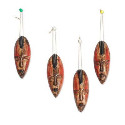 Adornos de madera, (juego de 4) - Juego de 4 adornos artesanales de madera de sesé negra y roja