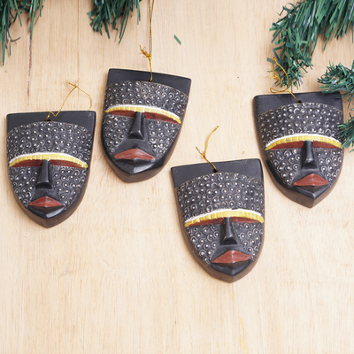 Adornos de madera con detalles en aluminio (juego de 4) - Juego de 4 adornos de máscara africana de madera de sesé con detalles en aluminio