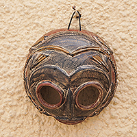 Afrikanische Kalebasse-Maske, „Mossi Ancestor“ – handbemalte afrikanische Kalebasse-Maske in einer dunklen Palette