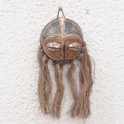 Afrikanische Kalebasse-Maske - Traditionelle afrikanische Kalebasse-Maske mit Raffia-Akzenten