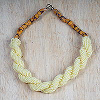Torsade-Halskette aus recycelten Glasperlen, „Königin in Gelb“ – Gelbe und braune Torsade-Halskette aus recycelten Glasperlen