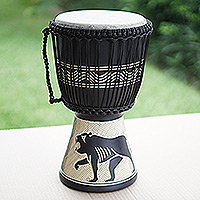 Djembe-Trommel aus Holz, „Safari Beat“ – Tiger-Themen-Djembe-Trommel aus schwarzem Sese-Holz und Ziegenleder