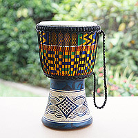 Tambor djembe de madera, 'Celebración de la unidad' - Tambor djembe de madera Sese azul geométrico con acentos de Kente