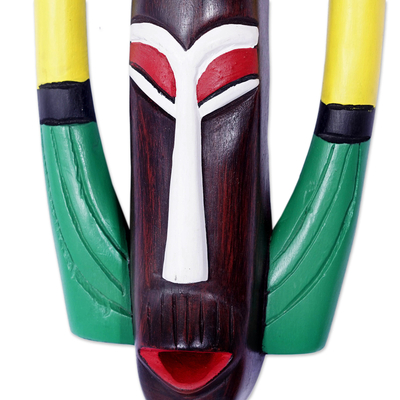 Máscara de madera africana - Máscara de madera africana pintada a mano con acento de pájaro en la parte superior