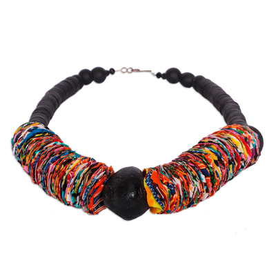 Statement-Halskette aus Baumwolle und recyceltem Glas, „Colorful Ruffle“ – Bunte Statement-Halskette aus Baumwollstoff und recyceltem Glas