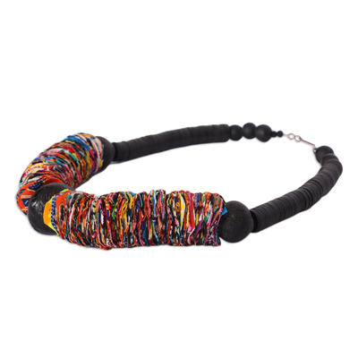 Statement-Halskette aus Baumwolle und recyceltem Glas, „Colorful Ruffle“ – Bunte Statement-Halskette aus Baumwollstoff und recyceltem Glas