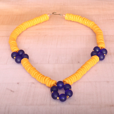 Halskette mit Anhänger aus recycelten Glasperlen - Halskette mit Anhänger aus blauen und gelben recycelten Glasperlen