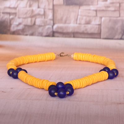 Halskette mit Anhänger aus recycelten Glasperlen - Halskette mit Anhänger aus blauen und gelben recycelten Glasperlen