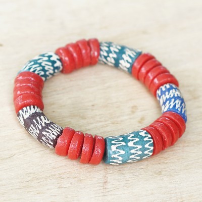 Pulsera elástica con cuentas de vidrio reciclado - Pulsera elástica con cuentas de vidrio reciclado en azul y rojo