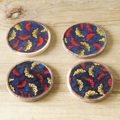 Posavasos de madera, (juego de 4) - Juego de 4 posavasos florales de madera y algodón de neem, rojo y azul