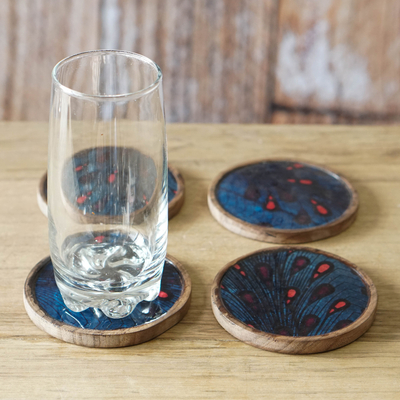 Posavasos de madera, (juego de 4) - Juego de 4 posavasos de madera de neem azul y rojo con estampado de gotas