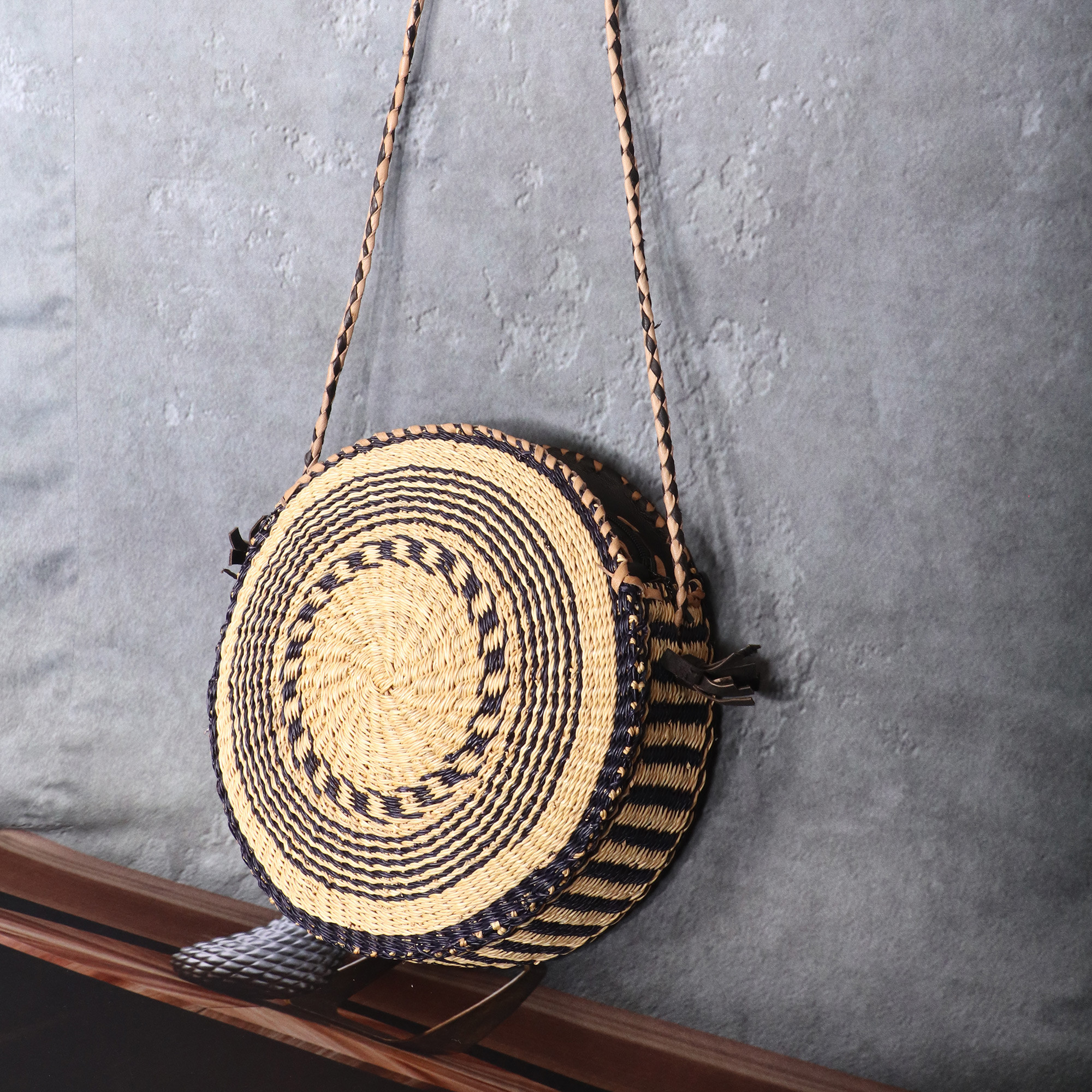 Bolso bandolera de rafia natural negro y marrón con correas de