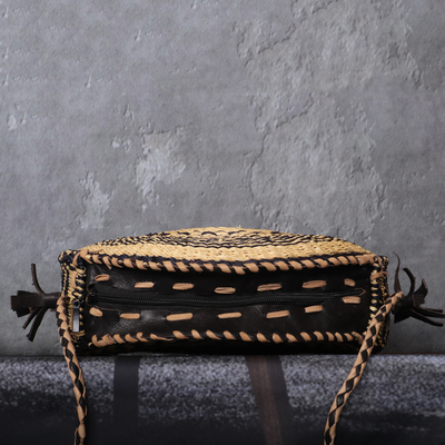 Bolso bandolera de rafia con detalles de piel - Bolso bandolera de rafia natural negro y marrón con correas de cuero