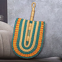 Raffia-Fächer, „Serene Comfort“ – handgefertigter Bast-Fächer in Türkis und Gelb mit recycelten Perlen