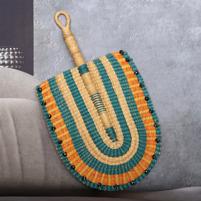 Bast-Fan - Handgefertigter türkisfarbener und gelber Raffia-Fächer mit recycelten Perlen