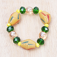 Stretch-Armband aus recycelten Glasperlen, „Harmonious Friend“ – Grünes und gelbes Stretch-Armband aus recycelten Glasperlen