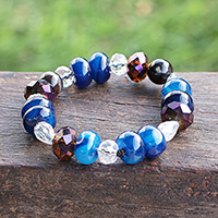 Stretch-Armband aus recycelten Glasperlen, „Blue Kisses“ – Blaues und violettes Stretch-Armband aus recycelten Glasperlen
