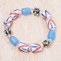 Stretch-Armband aus recycelten Glasperlen, „Jolly Blue“ – Umweltfreundliches blaues und weißes Armband aus recycelten Glasperlen