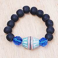 Stretch-Armband aus recycelten Glasperlen, „Electric Soul“ – blaues und schwarzes Stretch-Armband aus recycelten Glasperlen