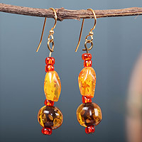 Ohrhänger aus recycelten Glasperlen, „Fire Essence“ – goldene und rote Ohrhänger aus recycelten Glasperlen