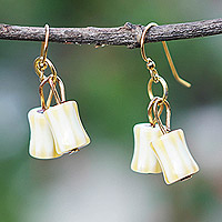 Ohrhänger aus recycelten Glasperlen, „Ivory Days“ – Ohrhänger aus recycelten Glasperlen in Elfenbein und Gelb