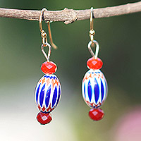 Ohrhänger aus recycelten Glasperlen, „Party Kiss“ – Ohrhänger aus roten und blauen Glasperlen aus Ghana
