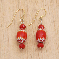 Ohrhänger aus recycelten Glasperlen, „Luscious Red“ – handgefertigte Ohrhänger aus roten recycelten Glasperlen