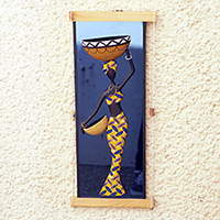 Wandkunst aus Kalebassenkürbis und Glas, „Tugendhafte Göttin“ – Wandkunst aus gelbem und blauem Kürbis und Glas einer kräftigen Frau