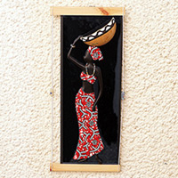 Wandkunst aus Kalebasse und Glas, „Fierce Goddess“ – Wandkunst aus rotem Kalebasse und Glas mit einer träumenden Frau
