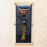 Wandkunst aus Kalebasse und Glas, „Graceful Goddess“ – Wandkunst aus gelbem Kürbis und Glas einer fleißigen Frau