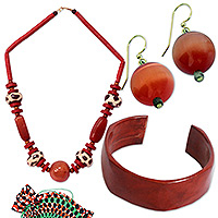 Kuratiertes Geschenkset, „Glossy Hue“ – Halskette, Ohrringe, Manschettenarmband, kuratiertes Geschenkset aus Ghana