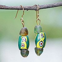 Ohrhänger aus recycelten Glasperlen, „Green Looks“ – Ohrhänger aus grünen und gelben recycelten Glasperlen