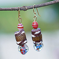 Pendientes colgantes con cuentas de vidrio reciclado - Pendientes colgantes con cuentas de vidrio reciclado marrón y rojo