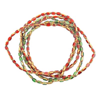 Pulseras elásticas con cuentas de vidrio reciclado (juego de 5) - Conjunto de cinco pulseras con cuentas de vidrio reciclado verde y rojo